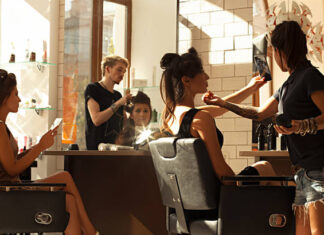 10 stvari koje (stalno) radite svojoj kosi, a frizeri nikada! I to ih jako ljuti…